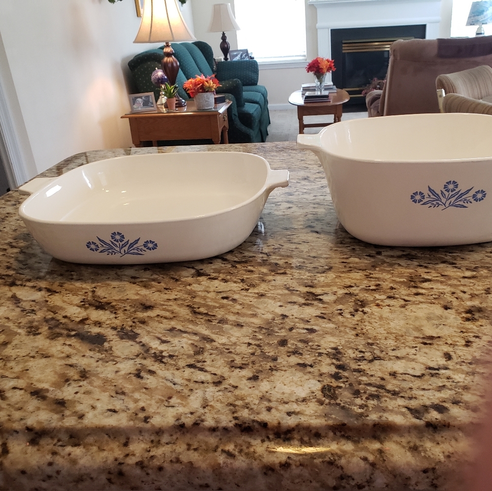 2 vintage Corning ware perfect perfect condition.